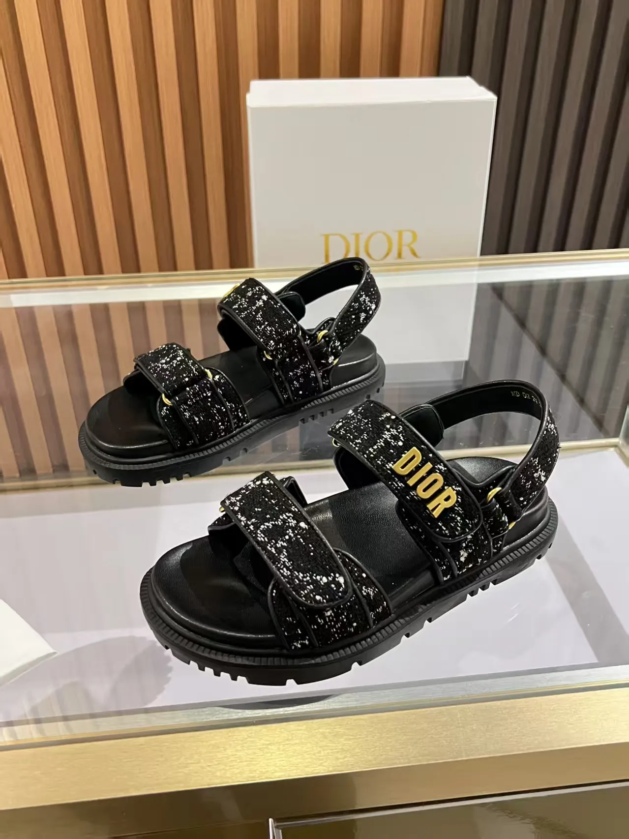 👟👟Ex-factory price 480👟👟 Dior classic popular sandals Step into the fashion territory of Dior slippers and encounter the ultimate fusion of elegance and comfort. The upper is engraved with the Christian Dior Paris logo using exquisite embroidery technology. The delicate stitching tells the brand's profound heritage and is fully recognizable.   Made of high-quality materials, it feels soft and fits your feet, as if it is a gentle care tailor-made for your feet. The sole is carefully designed and engraved with Christian Dior's lucky star symbol. It is not only a beautiful embellishment, but also provides reliable grip, making every step steady and secure.   It has a simple design and is easy to put on and take off. Whether it is a lazy weekend or a pleasant vacation, it can be easily adapted. Whether paired with casual shorts, casual jeans, or an elegant dress, Dior slippers can instantly enhance the overall style and show a casual fashion attitude.   Dior slippers, in the name of fashion, inject luxurious charm into your life and accompany you with every step you take with confidence and elegance. Material: Fine genuine cowhide upper, outsole, TPR, non-slip and wear-resistant, code number: 35-41 (42 customized)